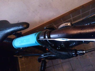 細い棒で隙間をつくって洗剤液を流し込む