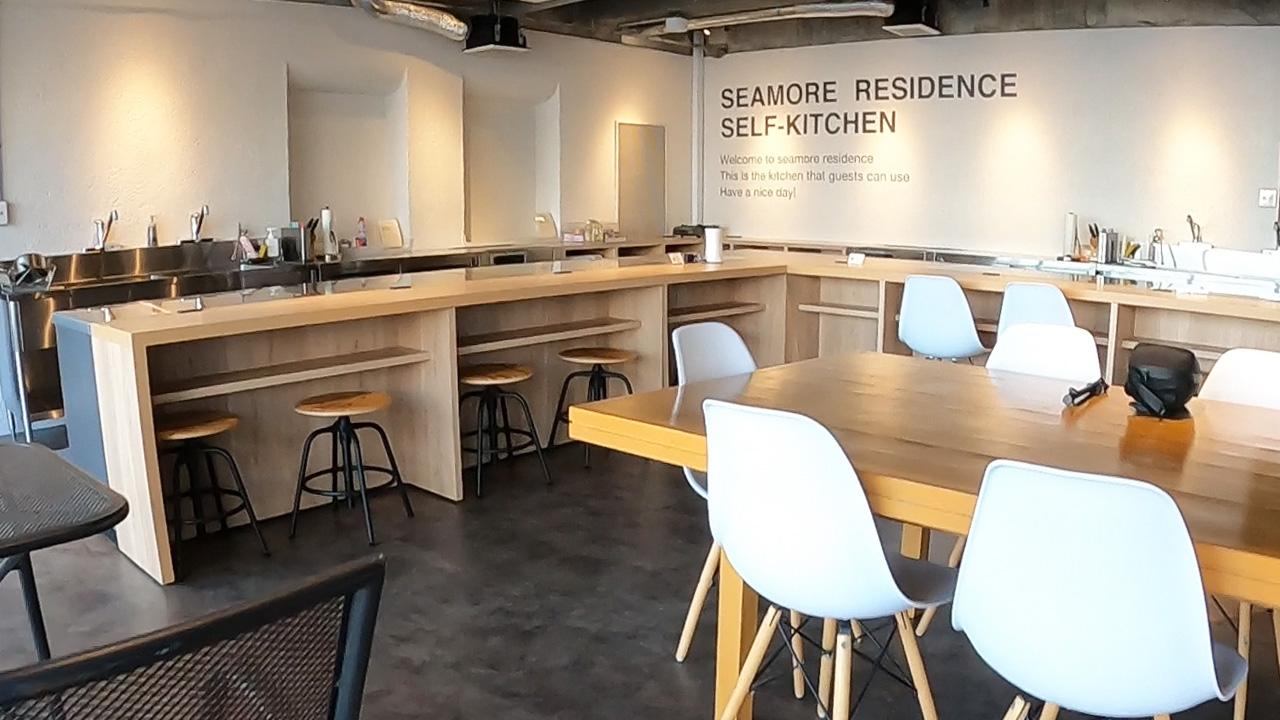 Hotel Seymour Residence exterior with GIANT bike shop in main building