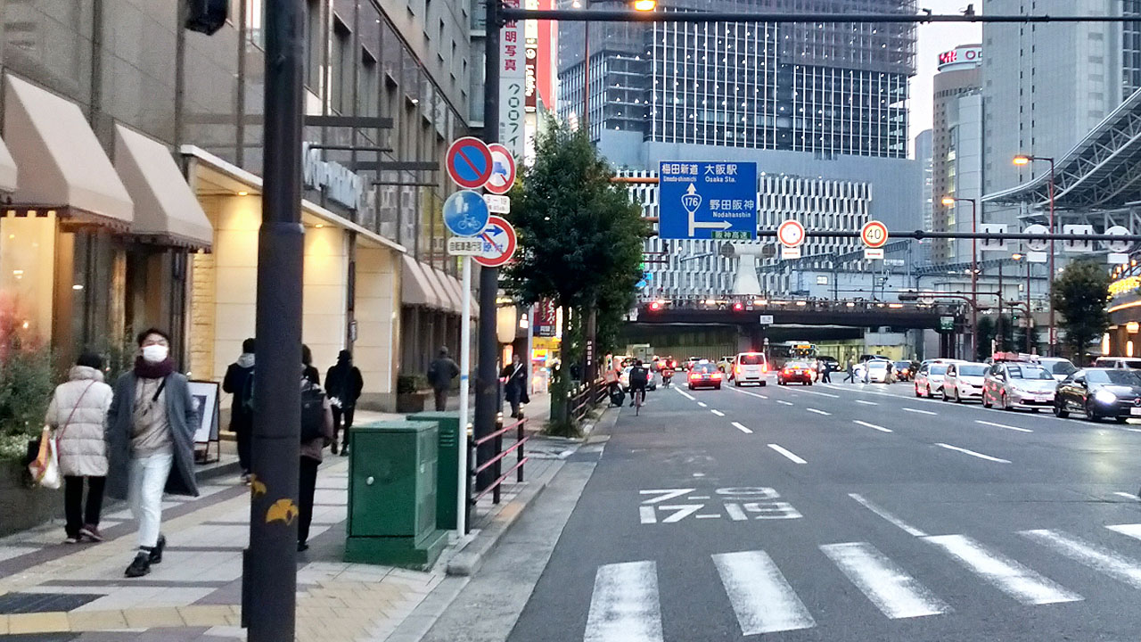 Japanese traffic signs including bicycle lane markings and directional arrows