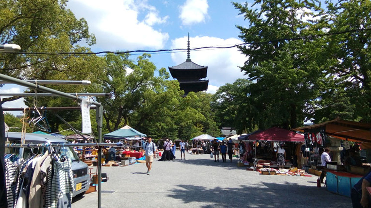 Five-story pagoda of To-ji Temple visible from market area