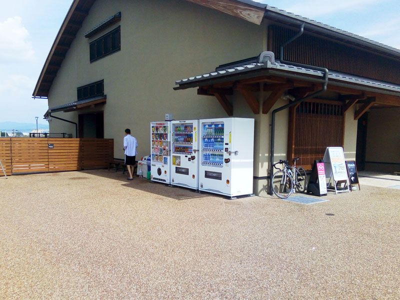 A typical Japanese vending machine along a road
