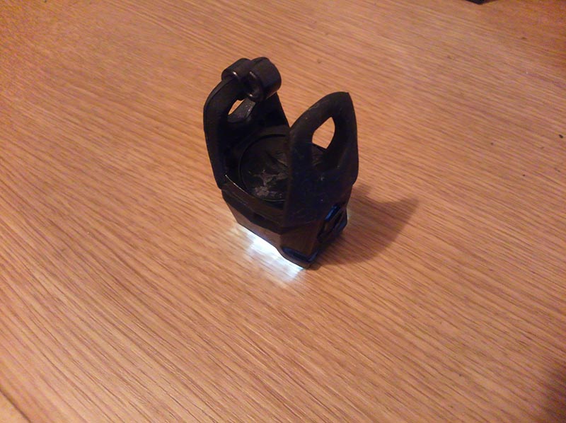 下向きで点く