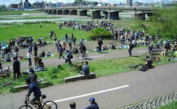 関戸橋自転車フリマ 会場の様子 wikipedia