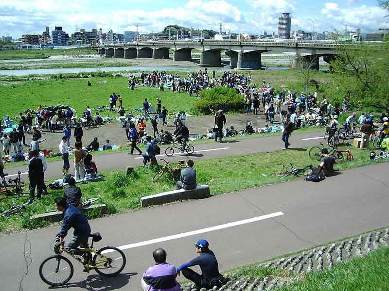 関戸橋自転車フリマ 会場の様子 wikipedia