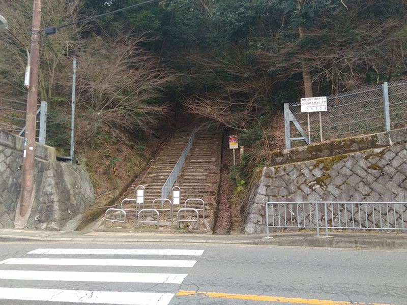 勝尾寺正面の山道への入り口