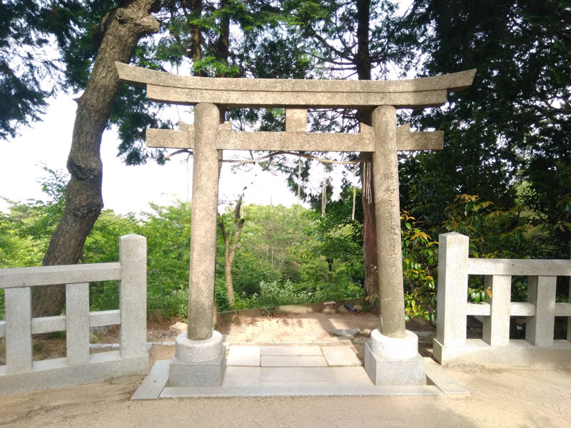 六甲山神社境内