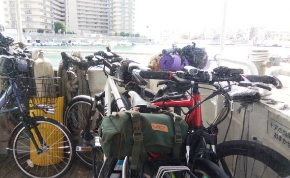 小さい方の連絡船の自転車置き場