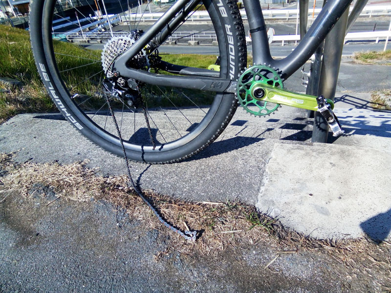 自転車 チェーン 後輪 外れた