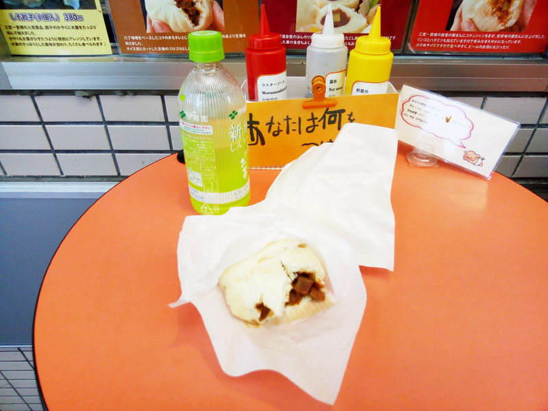 三宮一貫樓で豚まん立ち食い