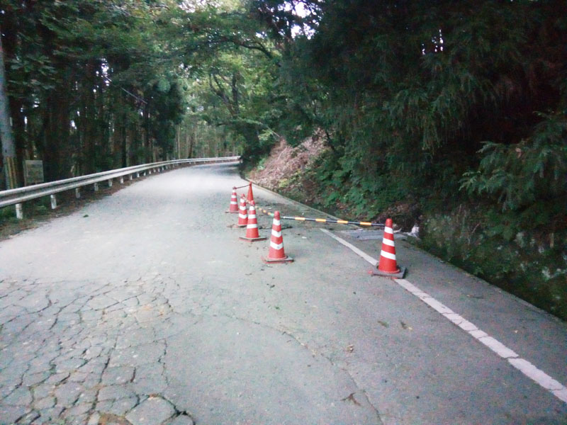 五月山のゴルフ場付近の路面