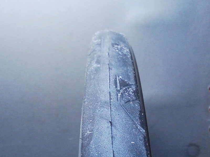新品タイヤの表皮の何か