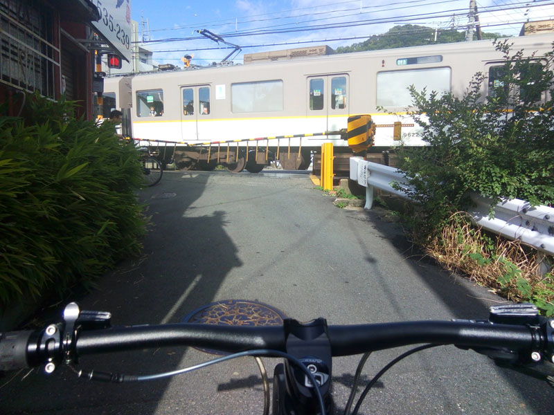 近鉄奈良線の踏切のあちらは別世界