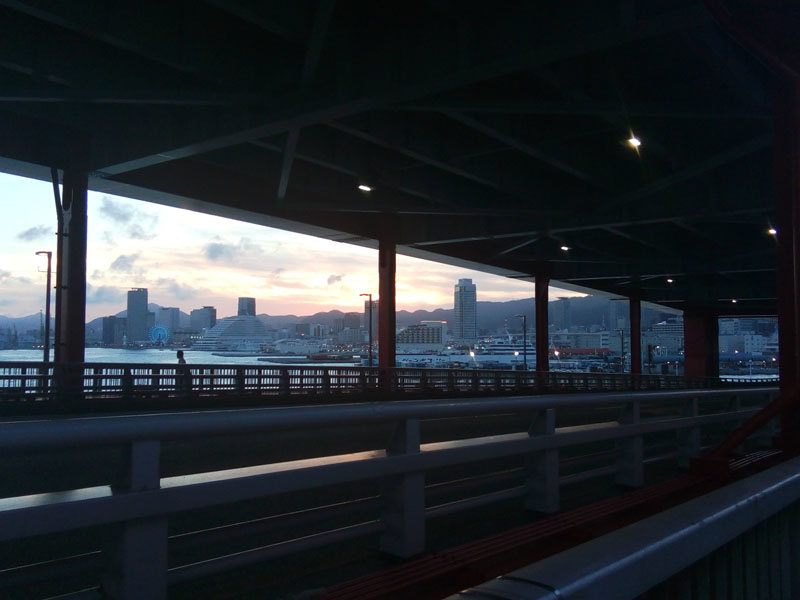タワー、フェリー、夕暮れ