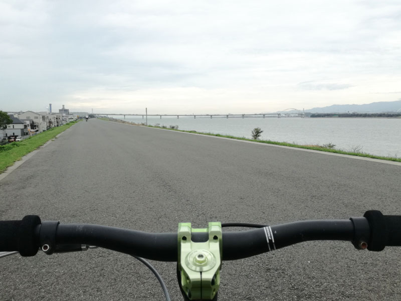 淀川左岸の土手上 伝法大橋より下流