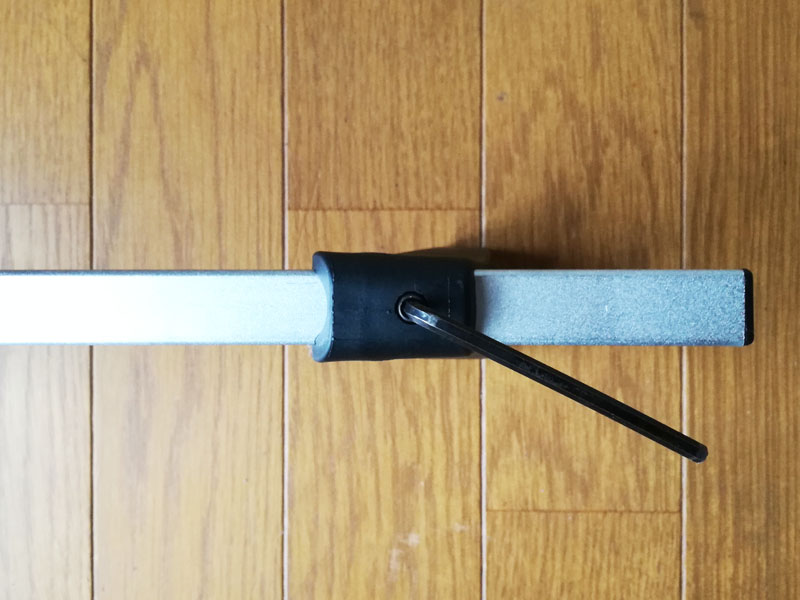 台座をレンチで締める