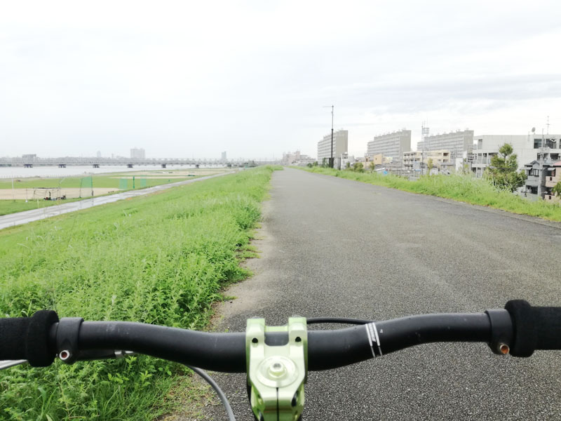 淀川の右岸の土手上 十三付近