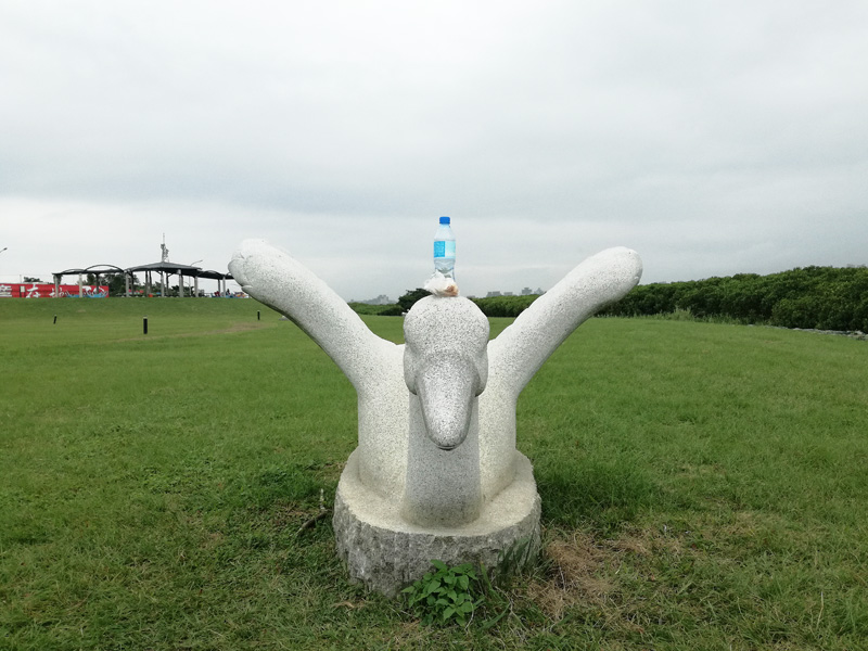 シンメトリック鳥の像