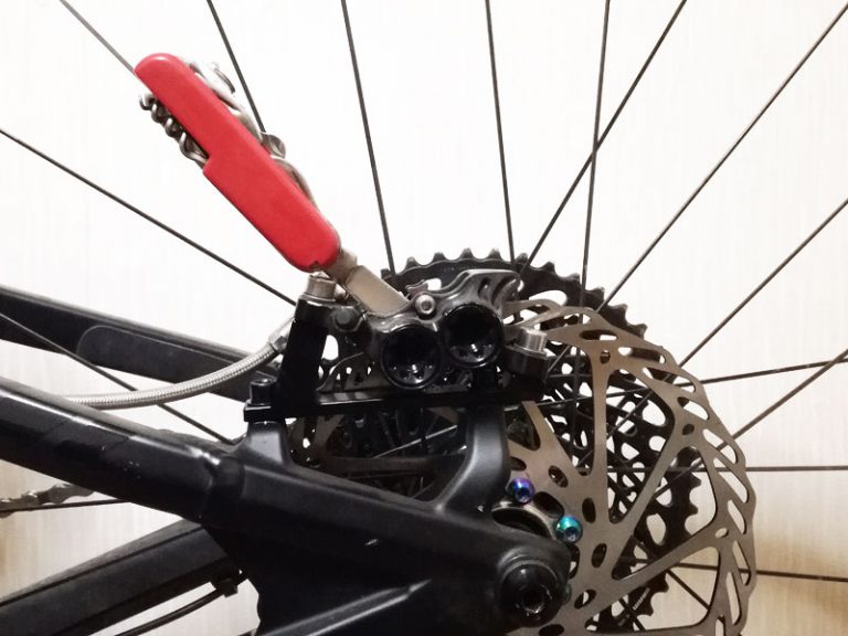 自転車 ディスク ブレーキ ピストン 戻ら ない