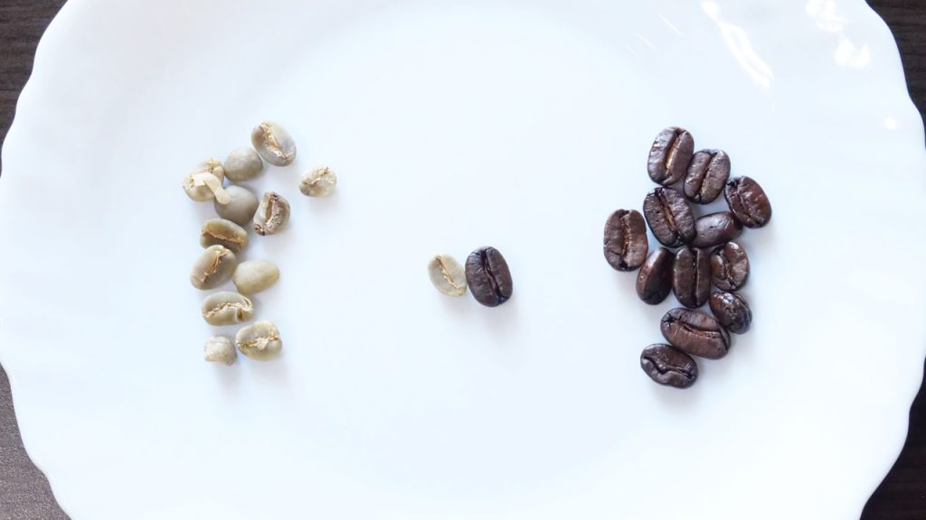 左・生のコーヒー豆 右・焙煎したコーヒー豆