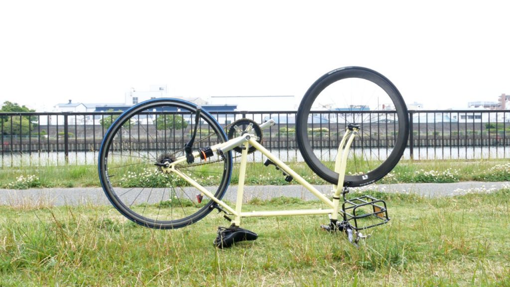 自転車をひっくり返す