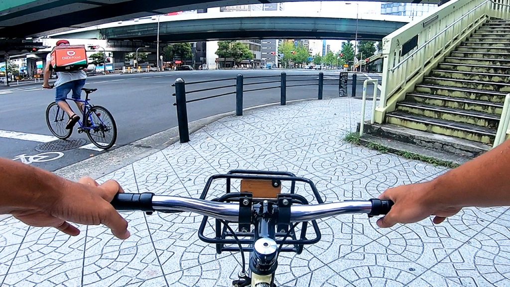 DiDi Foodのバッグで走る自転車乗り in 大阪
