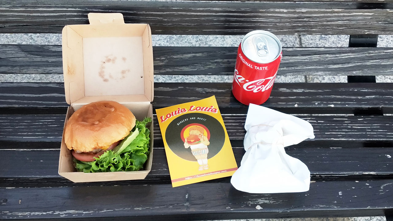 foodpandaのクーポンで頼んだハンバーガー
