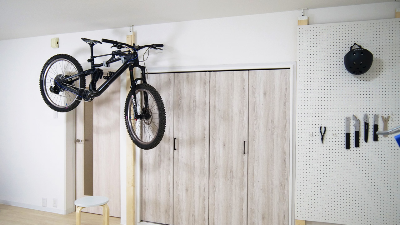 自転車室内保管 バイクハンガーで壁掛けディスプレーしてみる | B4C