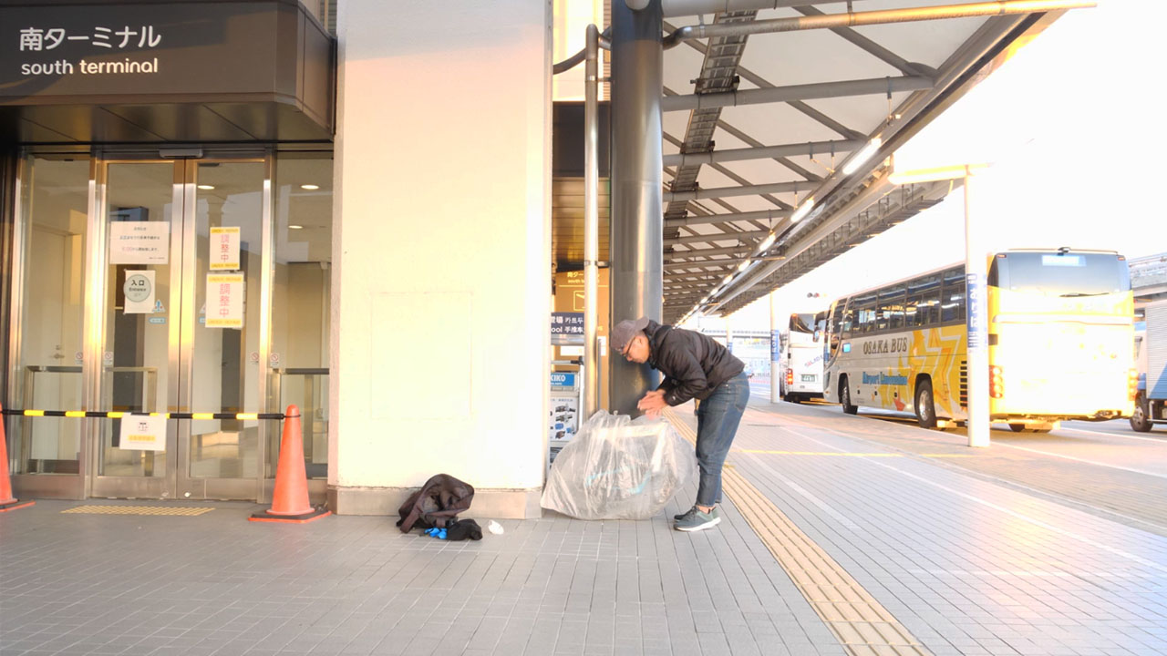 空港で自転車を輪行袋に入れる